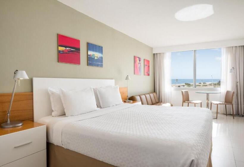 디럭스 룸, Uy Proa Sur