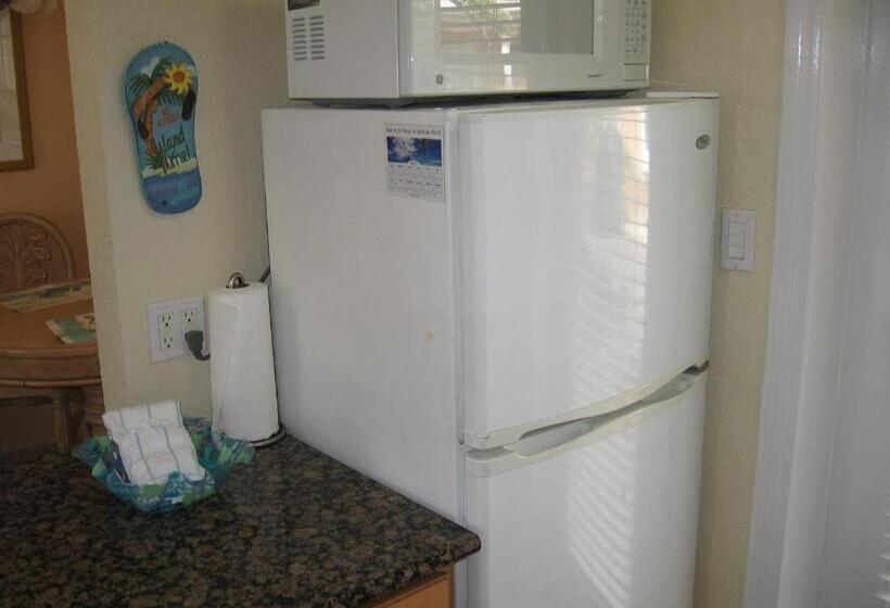 Studio Standard, A Beach Retreat On Casey Key