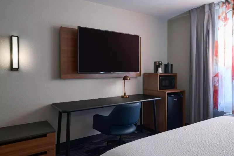 キングサイズベッドのスタンダードルーム, Fairfield Inn And Suites By Marriott Winchester