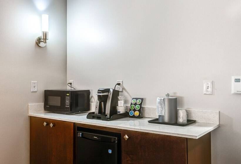 Люкс, Holiday Inn Express Hotel & Suites Salina, An Ihg