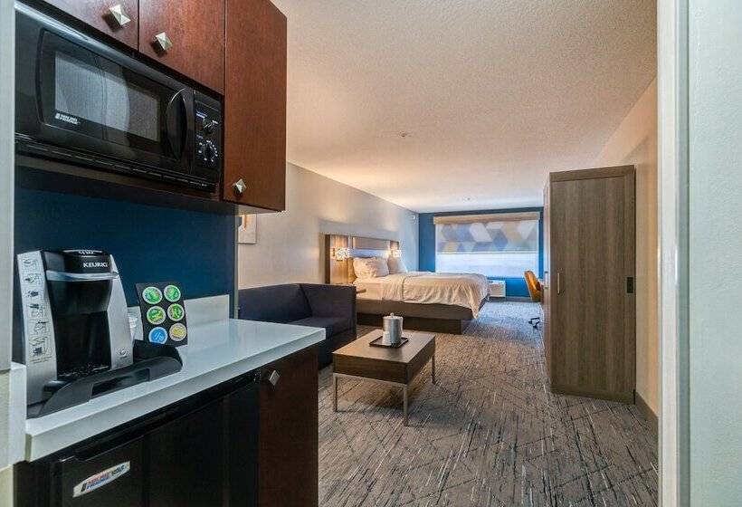 스위트, Holiday Inn Express Hotel & Suites Salina, An Ihg