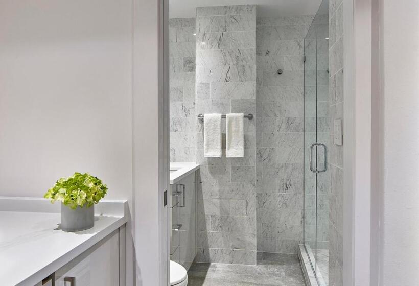 חדר סטודיו סטנדרד, Aka Rittenhouse Square