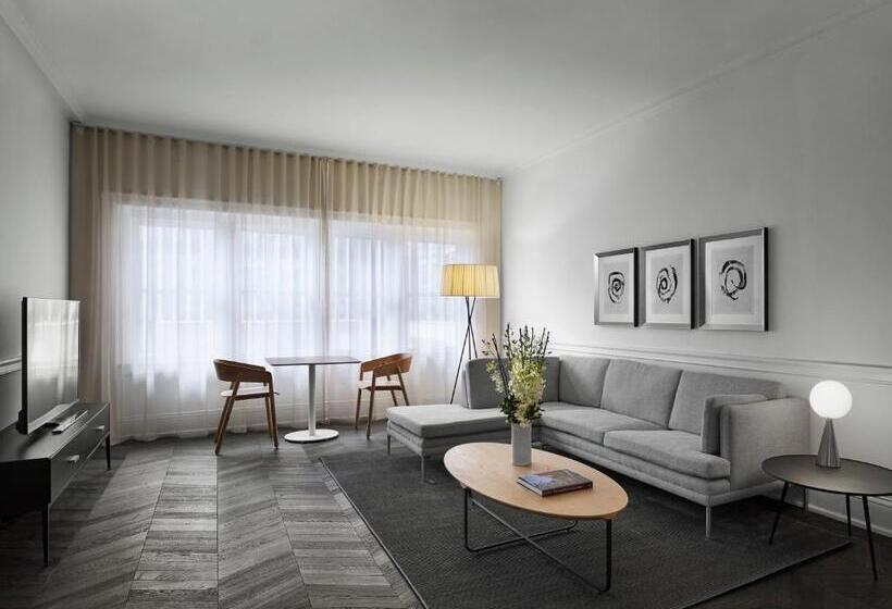 דירת חדר, Aka Rittenhouse Square