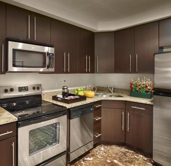 חדר סטנדרט לשלושה, Aka Rittenhouse Square