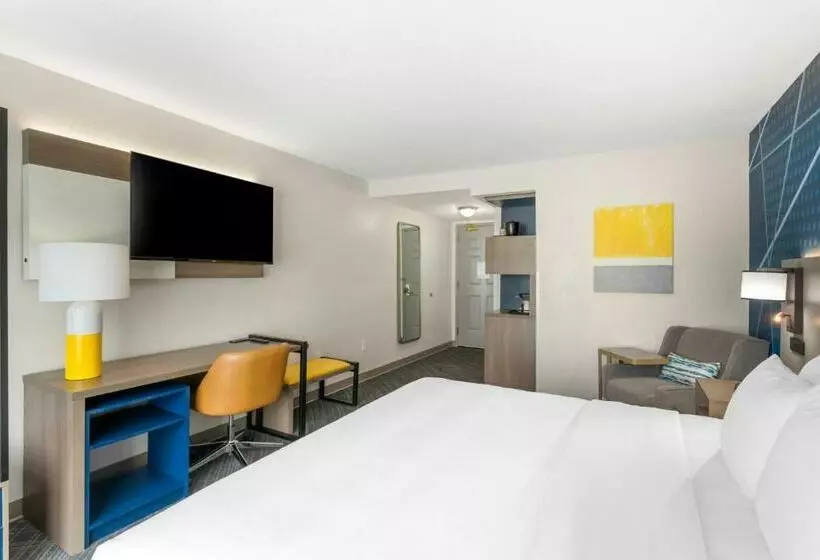 キングサイズベッドのスタンダードルーム, Comfort Inn & Suites Hampton Near Coliseum