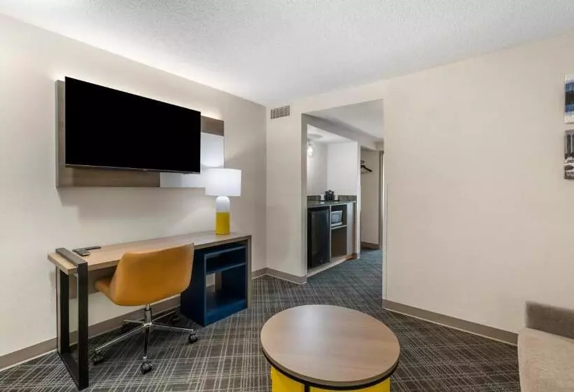 キングサイズベッドのスイートルーム, Comfort Inn & Suites Hampton Near Coliseum