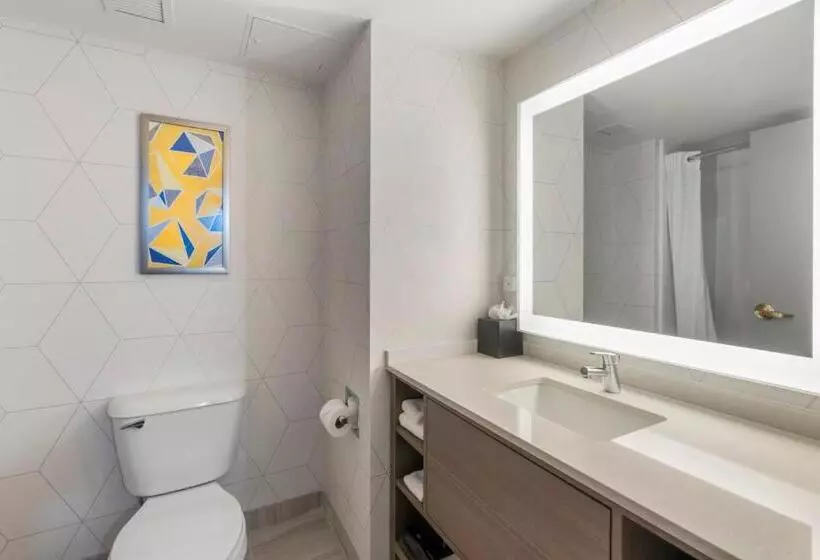 キングサイズベッドのスイートルーム, Comfort Inn & Suites Hampton Near Coliseum