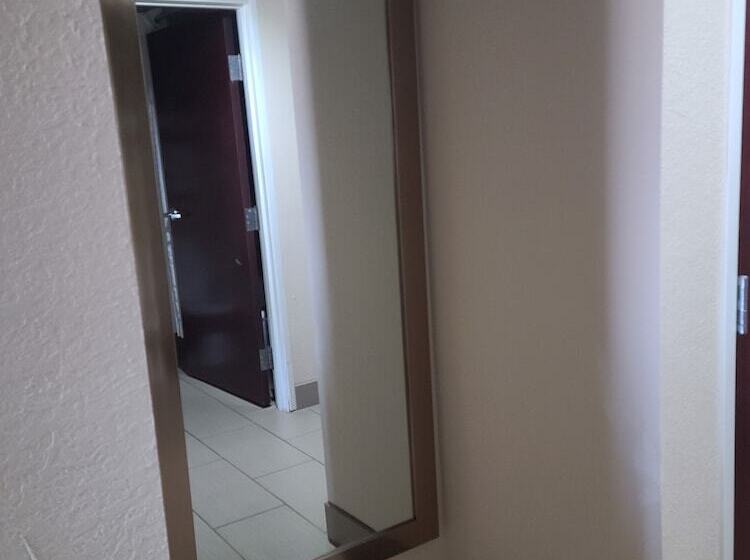 جناح لذوى الاحتياجات الخاصة, Comfort Suites Forsyth Near I75