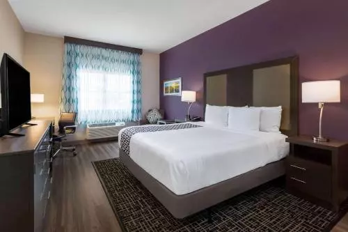 キングサイズベッドのデラックスルーム, La Quinta By Wyndham Wichita Airport