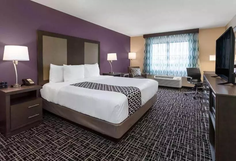 身障者適用キングサイズベッドルーム, La Quinta By Wyndham Wichita Airport