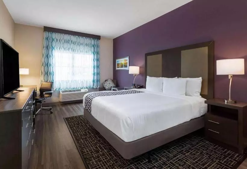 キングサイズベッドのデラックスルーム, La Quinta By Wyndham Wichita Airport