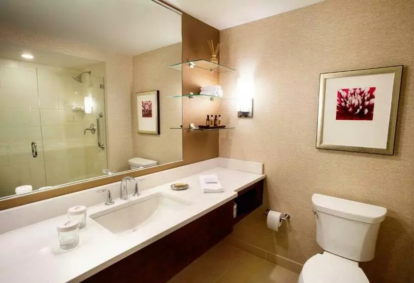 キングサイズベッドのスタンダードルーム, Milwaukee Marriott Downtown