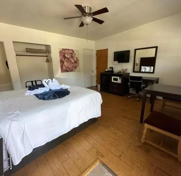 身障者適用キングサイズベッドルーム, Cambria Palms Motel