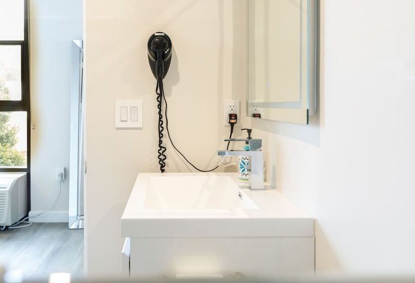 جناح جونيور ديلوكس, Park Plaza Lodge