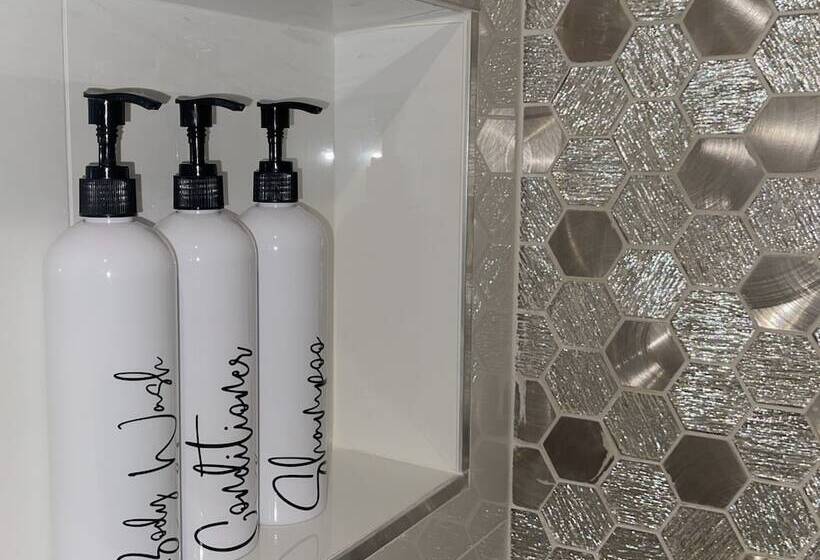 جناح جونيور ديلوكس, Park Plaza Lodge