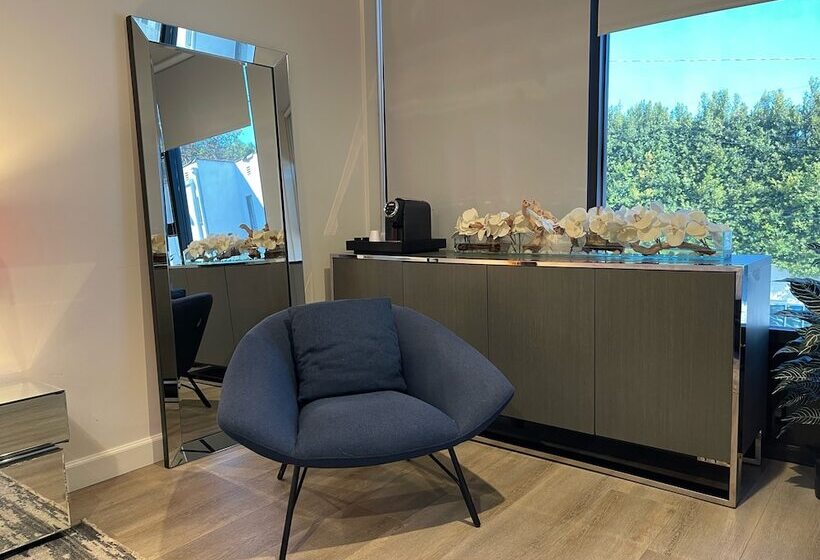 جناح جونيور ديلوكس, Park Plaza Lodge