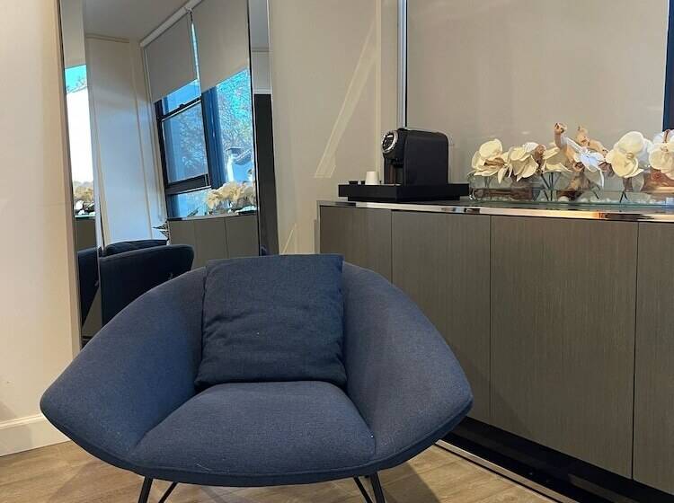 جناح جونيور ديلوكس, Park Plaza Lodge