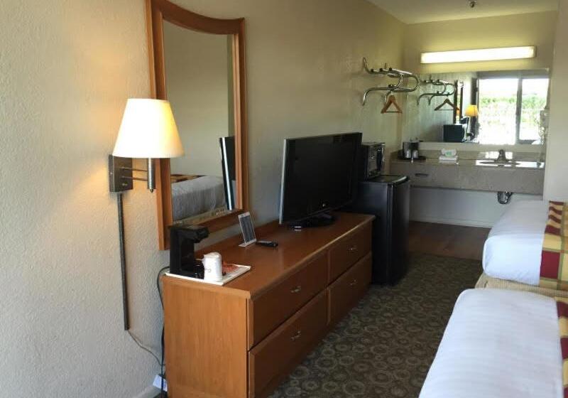 ２ダブルベッドのスタンダードルーム, Budget Inn Sanford International Airport