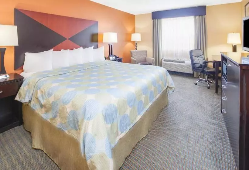 キングサイズベッドのスタンダードルーム, Days Inn & Suites By Wyndham Russellville