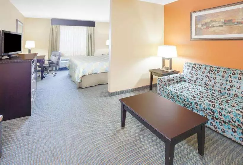 キングサイズベッドのデラックススイート, Days Inn & Suites By Wyndham Russellville