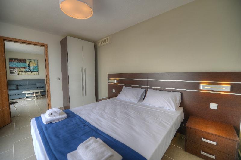 Deluxe Room, Lorin Sentul