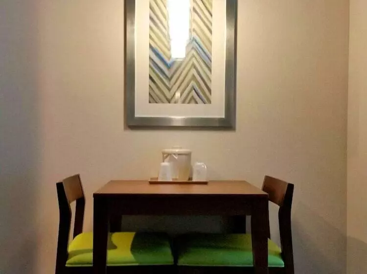 Sviitti Liikuntarajoitteisille, Holiday Inn Express Hotel & Suites Clifton Park, An Ihg