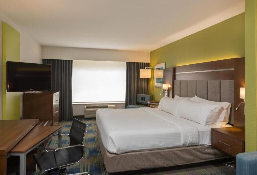 מיטת קינג בסוויטה, Holiday Inn Express Hotel & Suites Clifton Park, An Ihg
