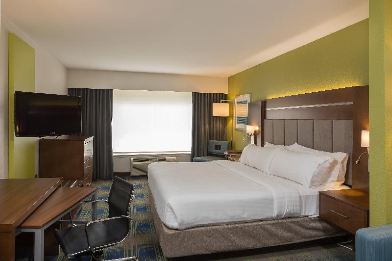 מיטת קינג בסוויטה, Holiday Inn Express Hotel & Suites Clifton Park, An Ihg