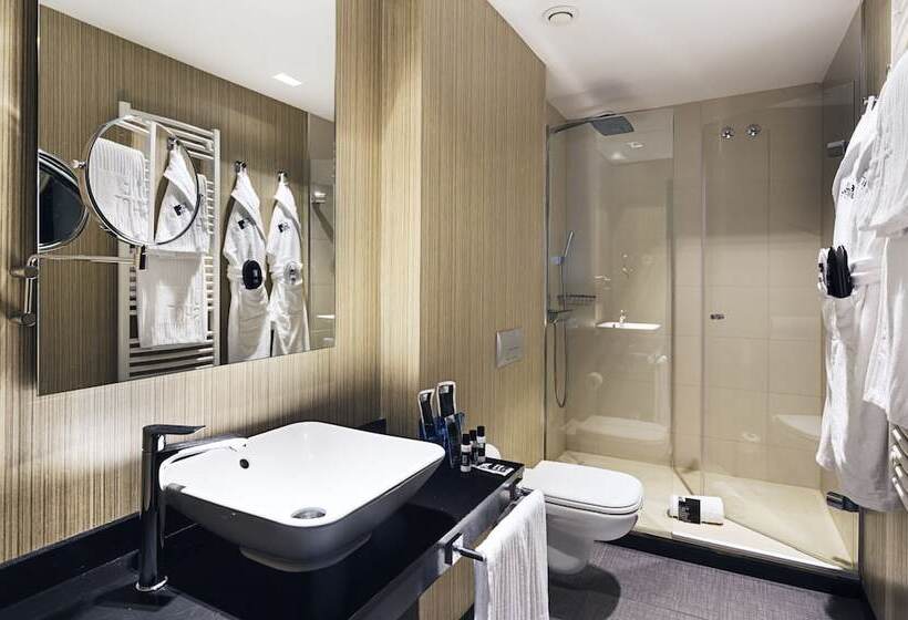 غرفة قياسية, One Shot Luchana 22