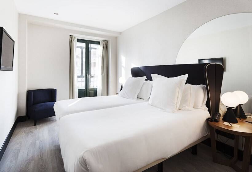 غرفة قياسية مزوَّدة بشُرفة, One Shot Luchana 22