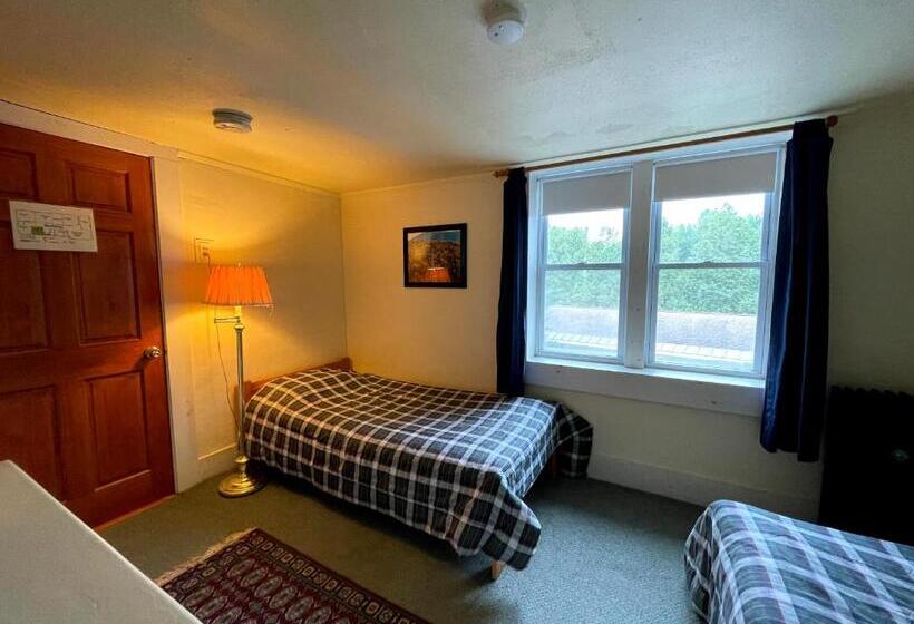 اتاق استاندارد با سرویس بهداشتی مشترک, The Riverside Inn