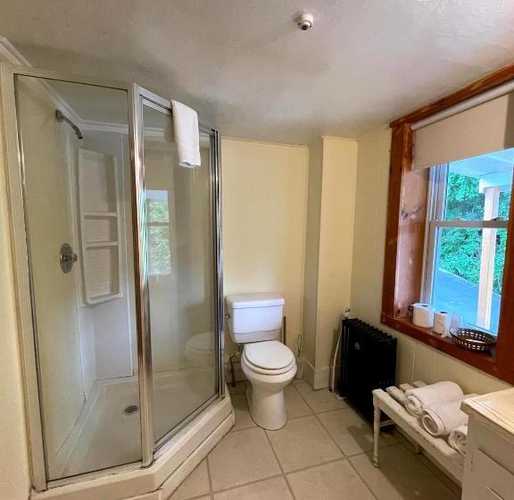 اتاق استاندارد با سرویس بهداشتی مشترک, The Riverside Inn