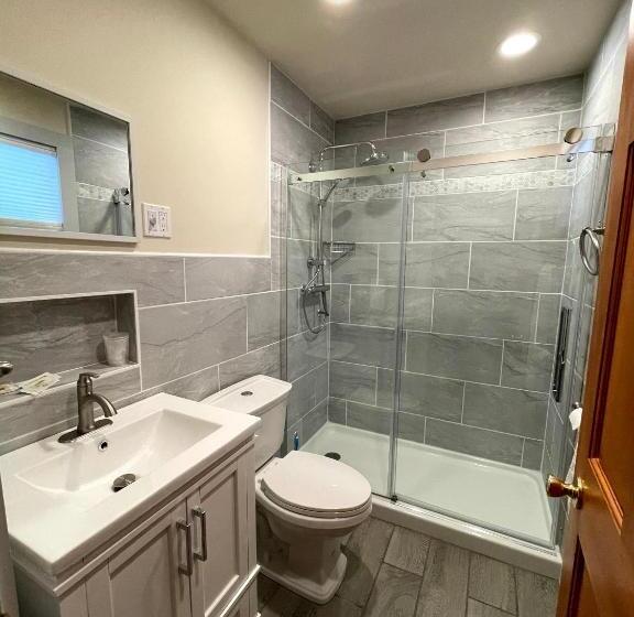 اتاق استاندارد, The Riverside Inn