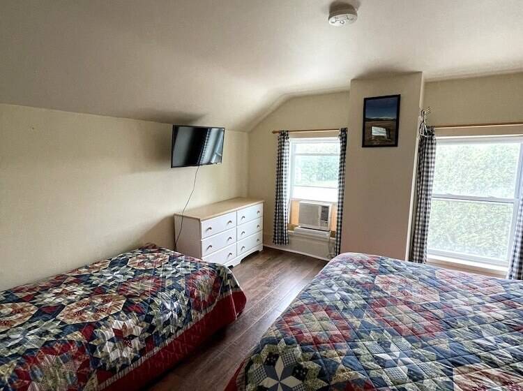 اتاق استاندارد با سرویس بهداشتی مشترک, The Riverside Inn