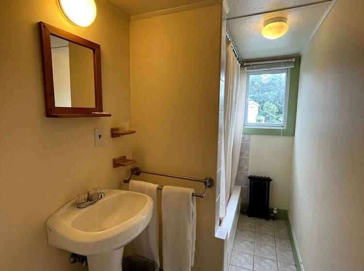 اتاق استاندارد, The Riverside Inn