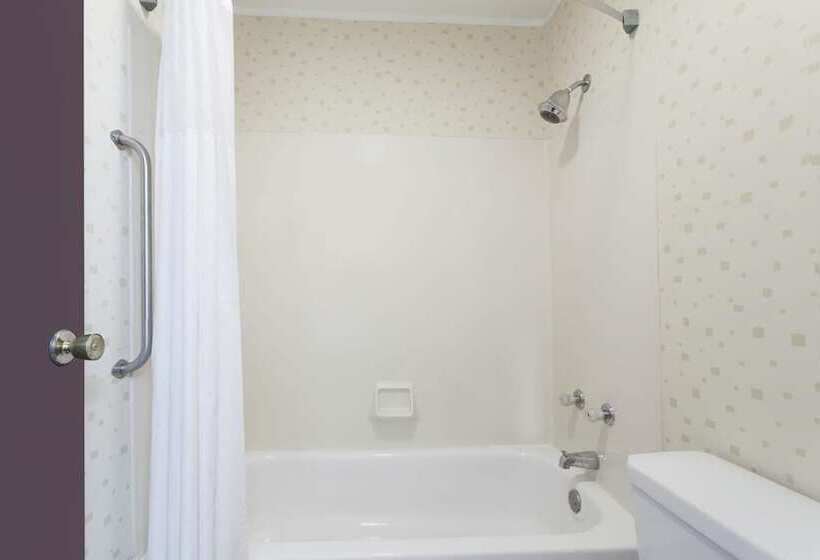 غرفه قياسيه سريرين مزدوجين, Travelodge By Wyndham Seymour