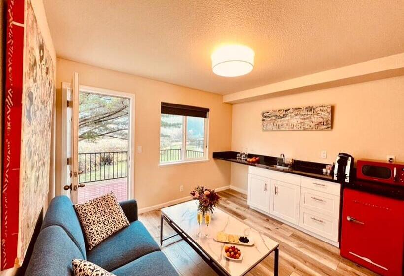 발코니가 있는 스위트, West Sonoma Inn & Spa