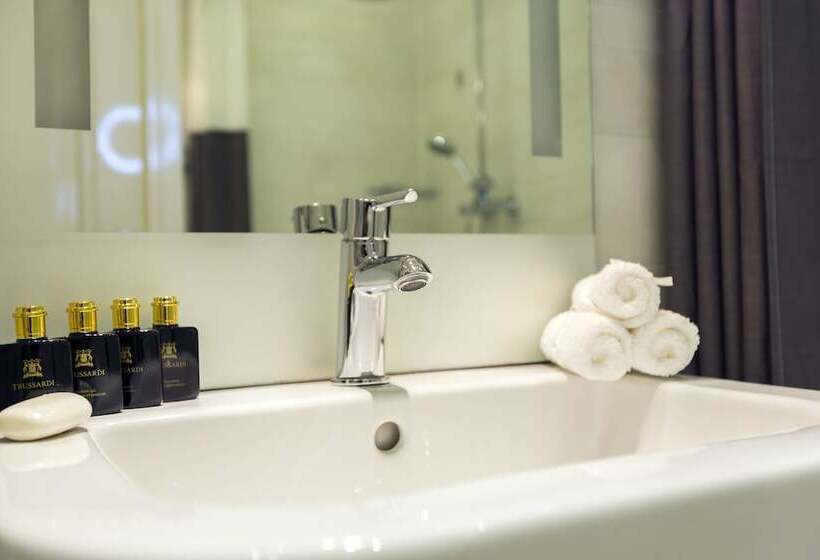 اتاق لوکس با چشم‌انداز, Amsterdam Canal