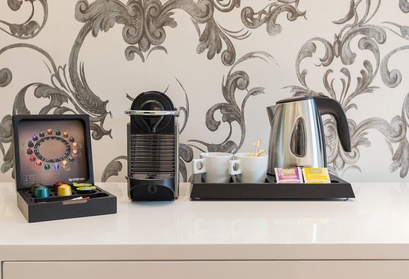 اتاق لوکس با چشم‌انداز, Amsterdam Canal