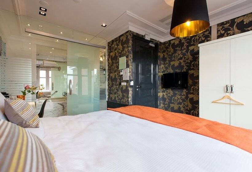 اتاق لوکس با چشم‌انداز, Amsterdam Canal