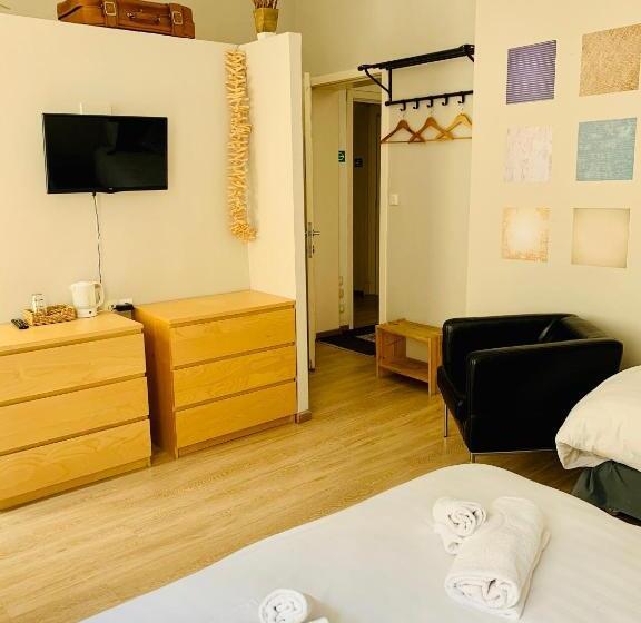 اتاق استاندارد سه نفره, Du Parlement