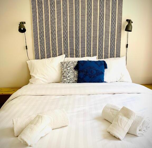 اتاق استاندارد سه نفره, Du Parlement