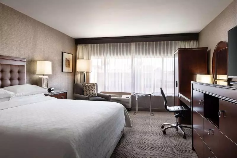 身障者適用キングサイズベッドルーム, Hilton Garden Inn Cedar Falls