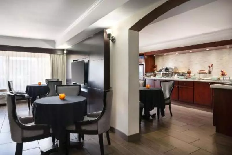 身障者適用キングサイズベッドルーム, Hilton Garden Inn Cedar Falls