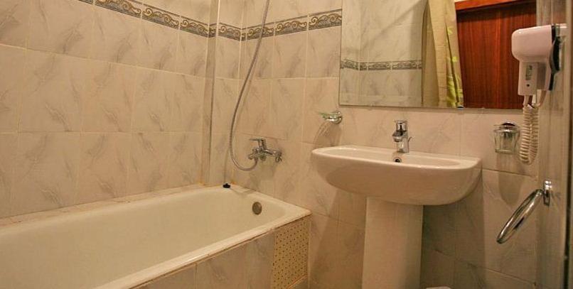 اتاق استاندارد, Ali