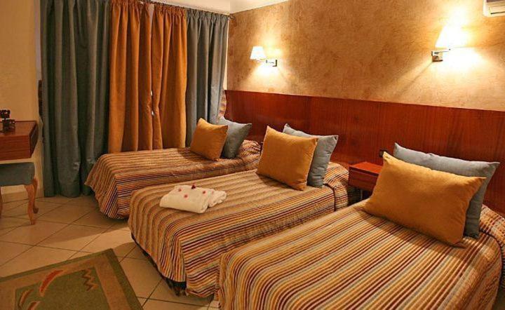 اتاق استاندارد سه نفره, Ali