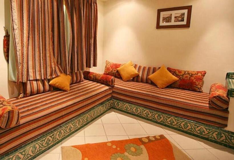 اتاق استاندارد چهار تخته, Ali