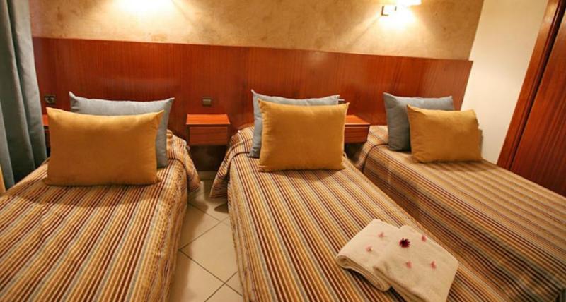 اتاق استاندارد سه نفره, Ali