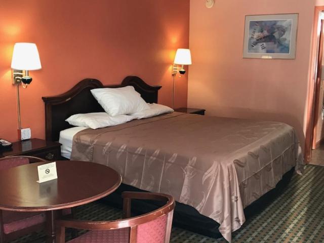 キングサイズベッドのスタンダードルーム, College Inn Spartanburg