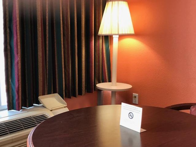 غرفة قياسية سرير كينج, College Inn Spartanburg